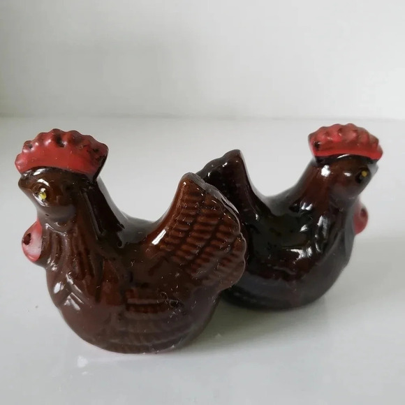 Stoneware Set of  2 Chicken Salt and Pepper Shakers,Brown/Red. - Picture 5 of 6
